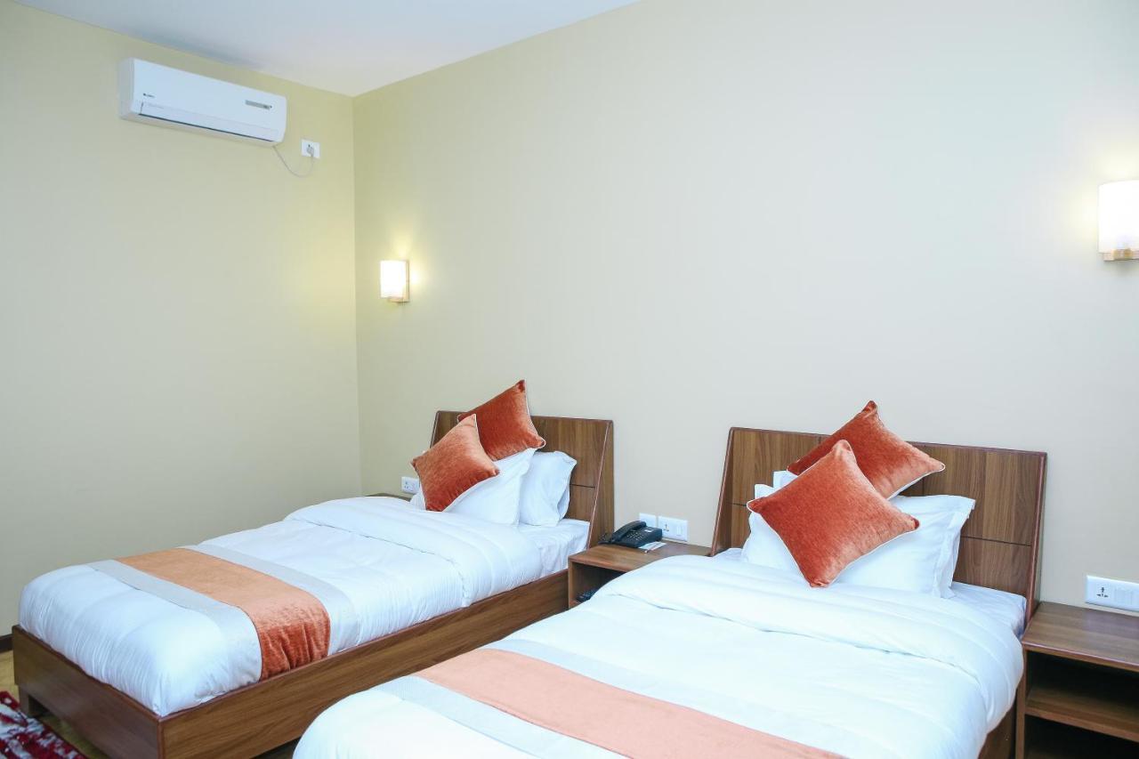 Om Gaura Hotel Pokhara Kültér fotó