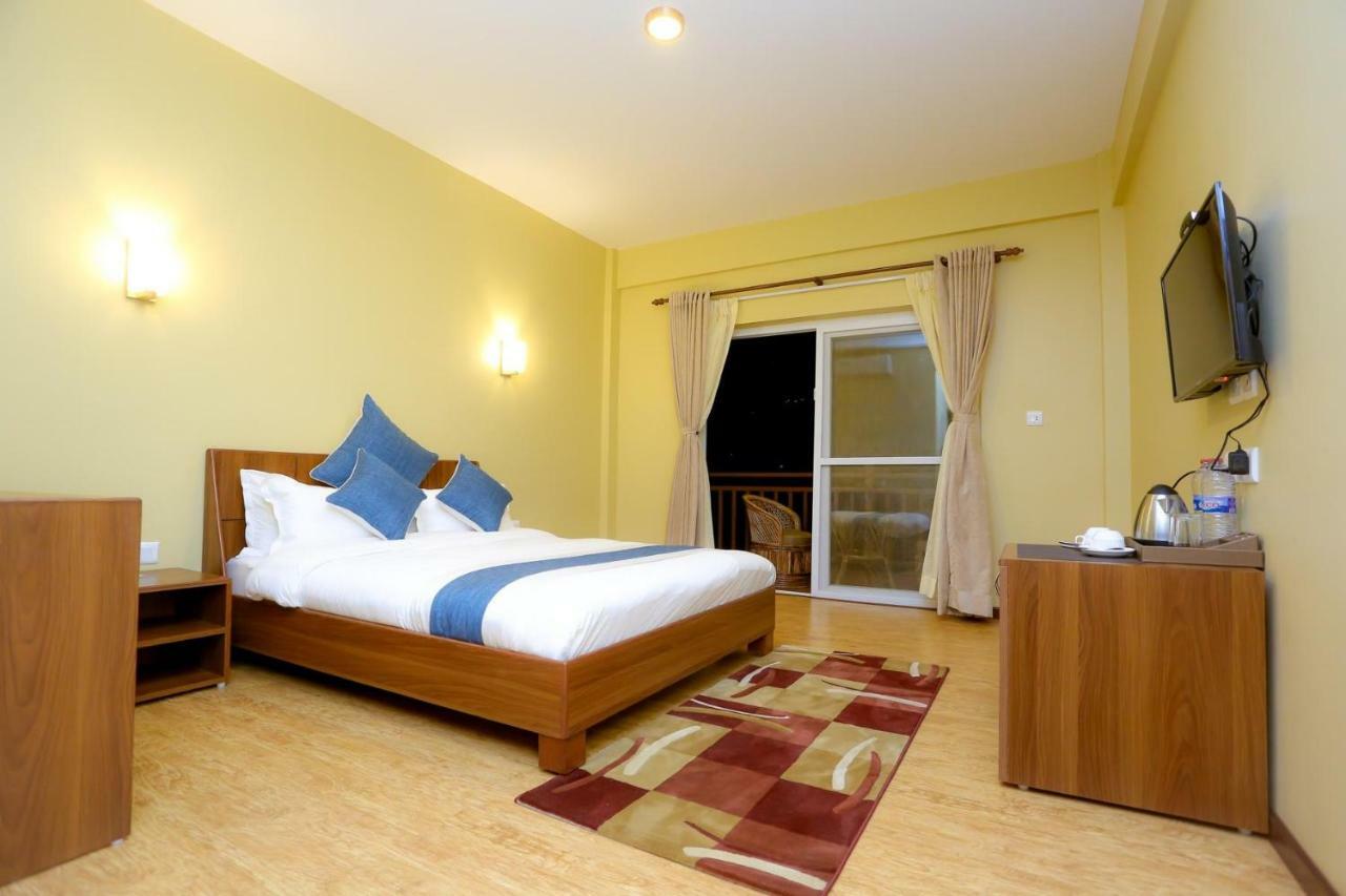 Om Gaura Hotel Pokhara Kültér fotó